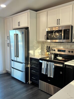 Refrigerador, microondas, horno y parrilla de estufa