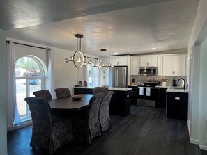 ثلاجة، ميكروويف، فرن، موقد طهي مسطح