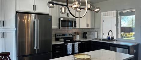 Kühlschrank, Mikrowelle, Ofen, Herdplatte