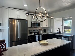 ثلاجة، ميكروويف، فرن، موقد طهي مسطح