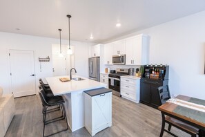 Kjøleskap, mikrobølgeovn, ovn og kokeplater