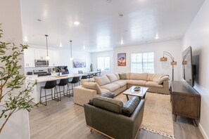 Smart-TV, fotballspill og bordtennis