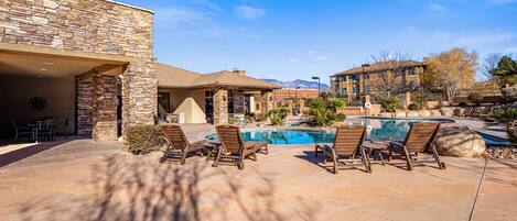 من حمّامات السباحة المغطاة