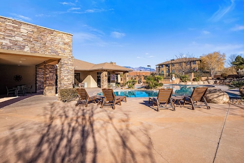 Coral Springs D7 | BBQ Grill, Smart TVs, 2 Private Fireplaces & Outdoor Seating!