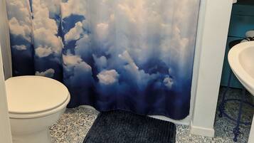 SĂšche-cheveux, serviettes fournies, savon, shampoing