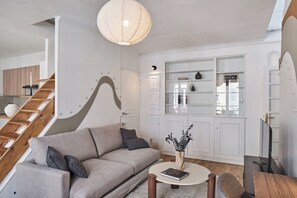 TV - Yali - 3 chambres à Jardin des Plantes (Paris)