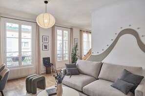 TV - Yali - 3 chambres à Jardin des Plantes (Paris)