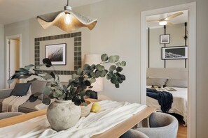 Silitysrauta/-lauta, Wi-Fi, vuodevaatteet