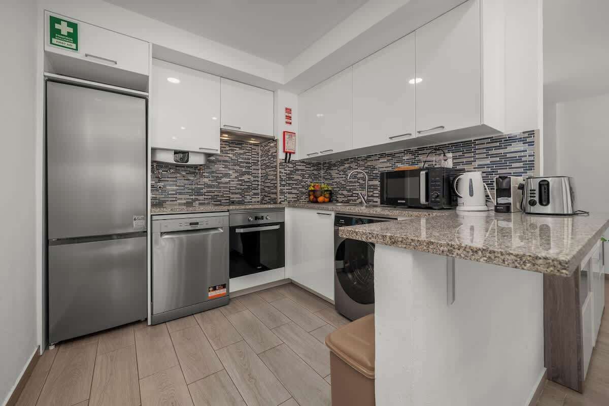 Een koelkast, een magnetron, een oven, een kookplaat