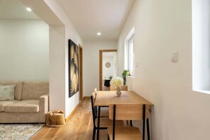 Dining - Bright & Spacious Flat in Matosinhos by HostWise (Matosinhos)