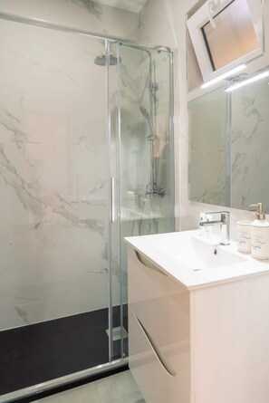 Shower, hair dryer, towels, shampoo