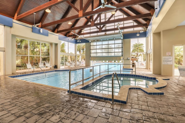 Innendørsbasseng og utendørsbasseng