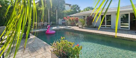 Een buitenzwembad, een verwarmd zwembad