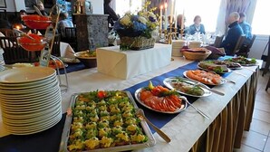 Un buffet proposant divers plats et agrémenté d’un centre de table décoratif.
