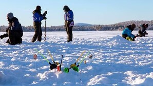 Un espace extérieur enneigé où des personnes pratiquent des activités hivernales, notamment le ski et la randonnée en raquettes.