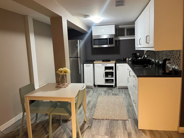 Kühlschrank, Mikrowelle, Herdplatte, Wasserkocher mit Kaffee-/Teezubehör