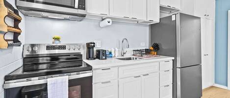 Kjøleskap, mikrobølgeovn, ovn og kokeplater