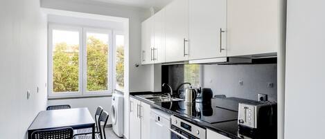 Réfrigérateur, micro-ondes, four, plaque de cuisson