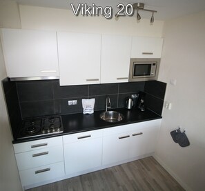 Réfrigérateur, plaque de cuisson, lave-vaisselle, cafetière/bouilloire