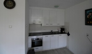 Kjøleskap, kokeplater, oppvaskmaskin og kaffetrakter/tekoker