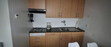 Réfrigérateur, plaque de cuisson, lave-vaisselle, cafetière/bouilloire