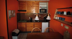 Fridge, oven, stovetop, coffee/tea maker