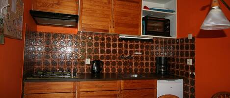 Geladeira, fogão, cooktop, cafeteira/chaleira