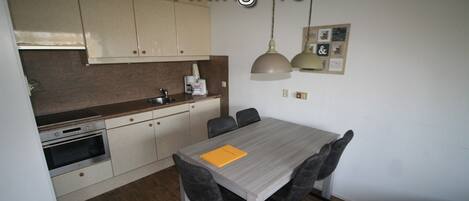 冷蔵庫、オーブン、コンロ、コーヒー / ティーメーカー