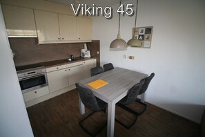 Jääkaappi, uuni, liesi, kahvin-/teenkeitin