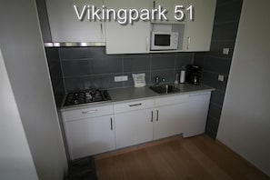 Jääkaappi, liesi, kahvin-/teenkeitin, vedenkeitin