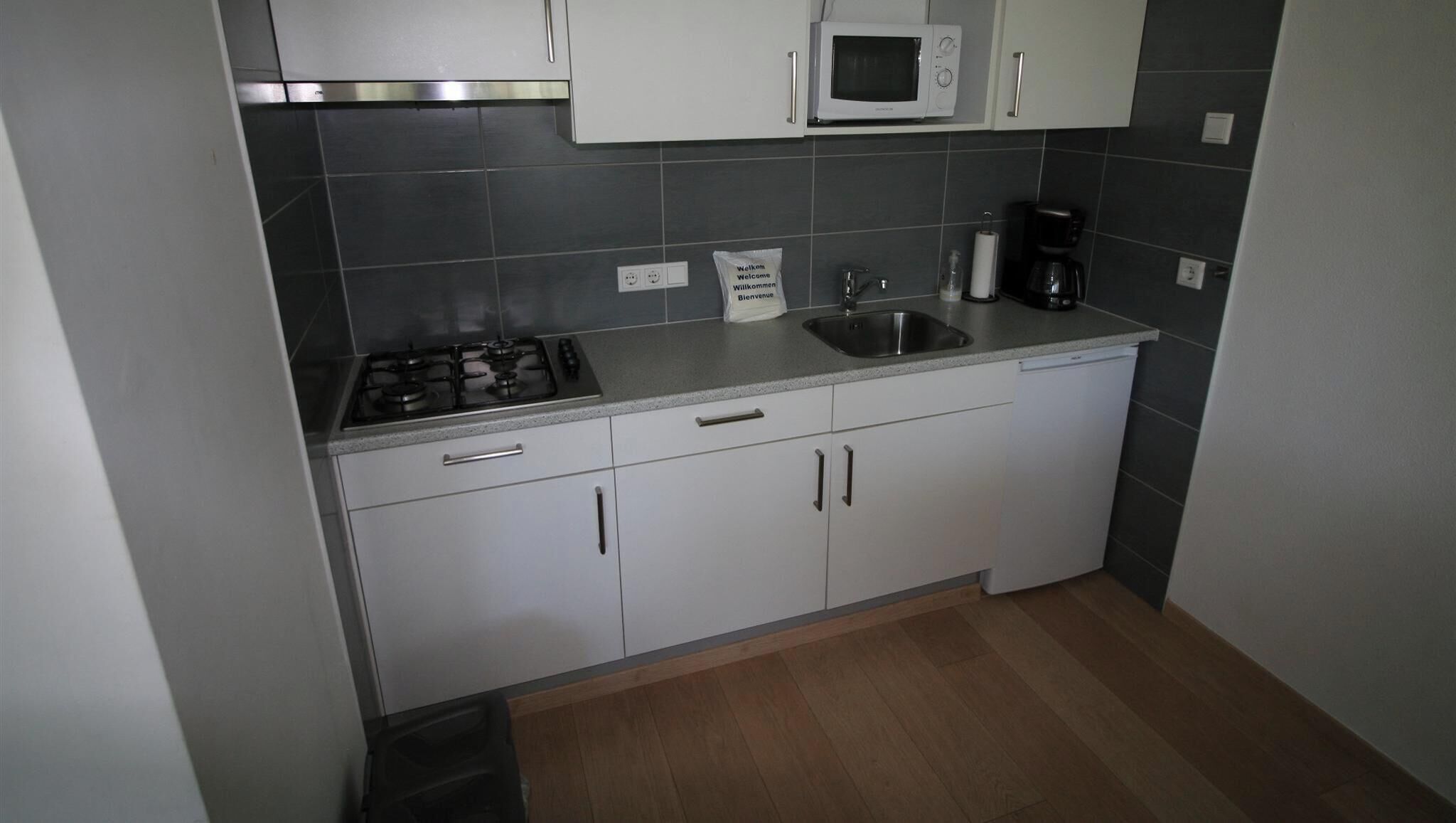 Frigorífico, microondas, placa de cocina y cafetera o tetera