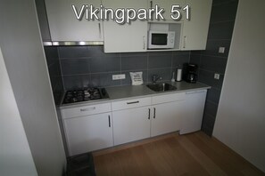 Kühlschrank, Herdplatte, Wasserkocher mit Kaffee-/Teezubehör