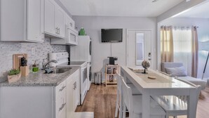 Studio có thiết kế đặc trưng, được phép mang theo vật nuôi | Bếp riêng