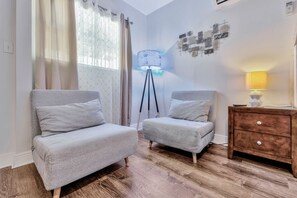 Signature Studio, Pets allowed | Living area