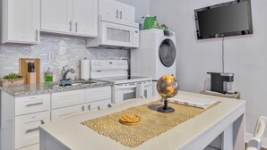 Studio có thiết kế đặc trưng, được phép mang theo vật nuôi | Bếp riêng