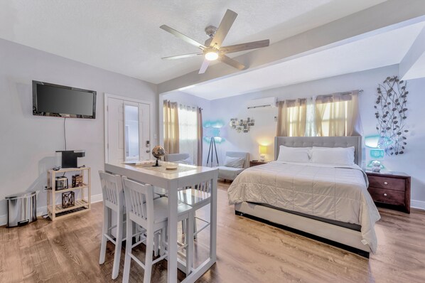 Signature Studio, Pets allowed | Living area