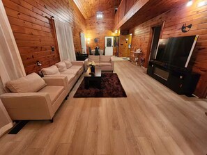 Una televisión, una chimenea