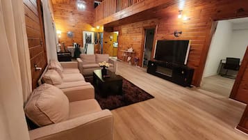 Televisión y chimenea