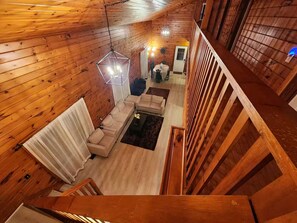 Una televisión, una chimenea