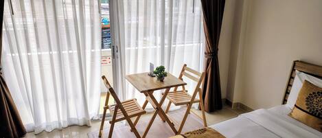 Caja de seguridad en la habitación y escritorio