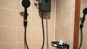 Un bagno con doccia, un water e uno specchio.