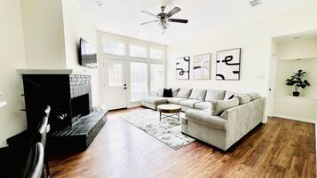 Televisión y chimenea