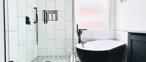 Secadora de cabello, toallas, jabón, papel de baño