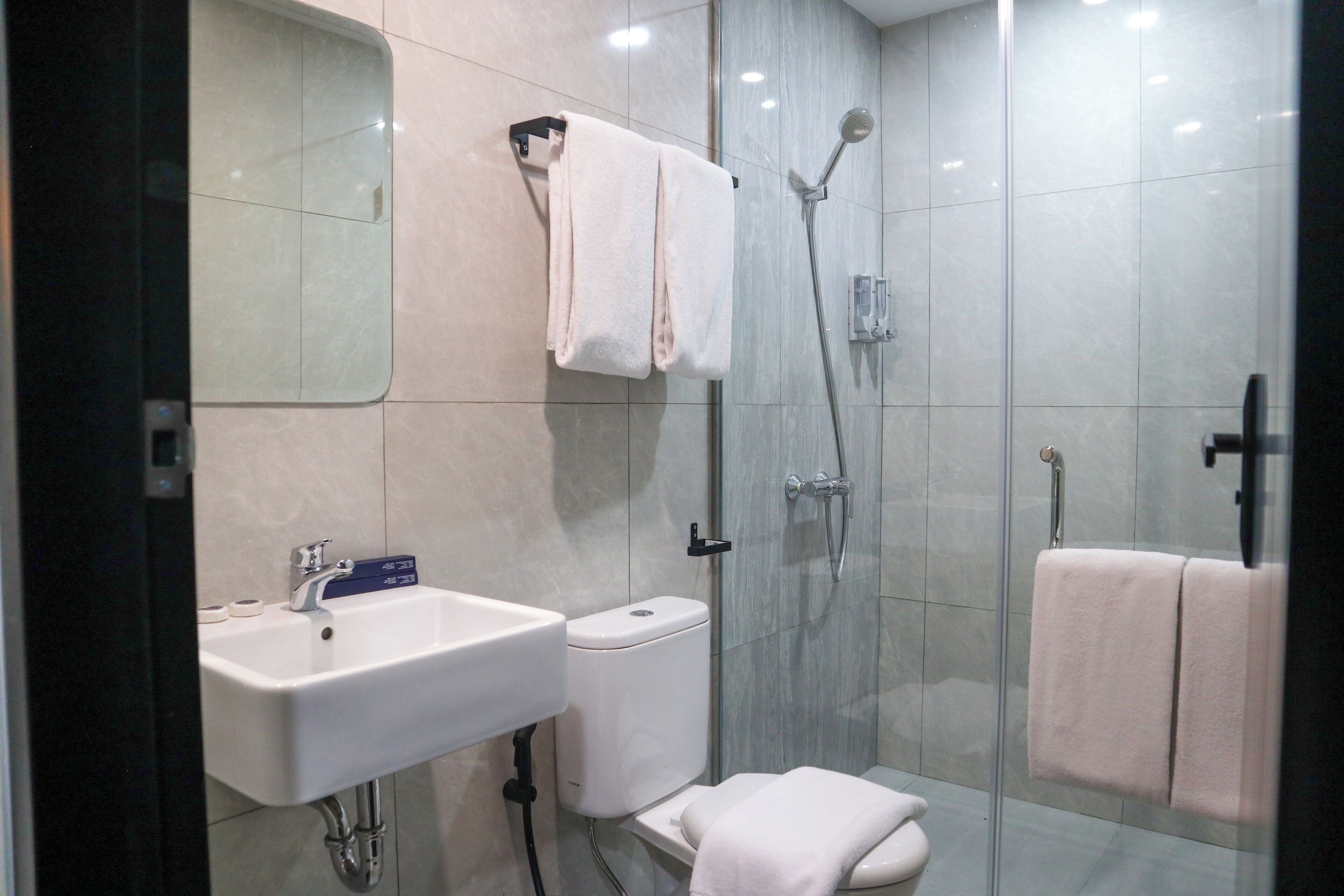 Ducha, toallas, jabón, shampoo