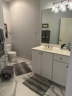 Hårføner, håndklær, såpe og toalettpapir