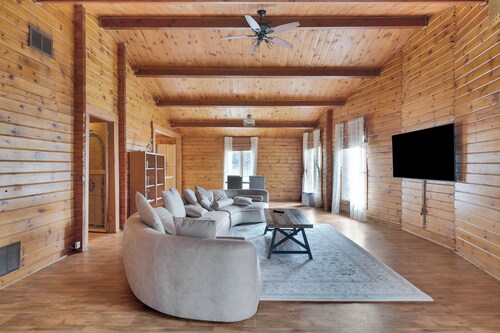 Nestled on 117 acres of Muskoka wilderness along the Kahshe River, GTA Cottage