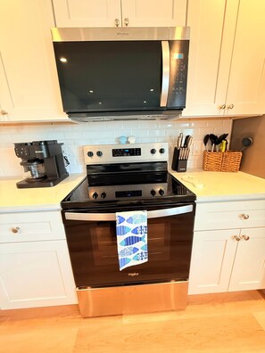 Fridge, microwave, stovetop, dishwasher