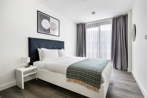 2 bedrooms, iron/ironing board, WiFi, bed sheets - Blueground | Stratford, pool, nr Queen Elizabeth Park (London)
