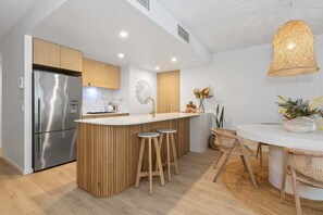 冷蔵庫、電子レンジ、オーブン、コンロ