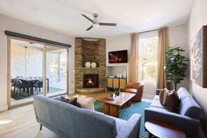 Smart TV, fireplace